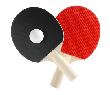 Ping pong raketleri ve topu beyaza izole edilmiş.