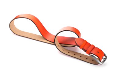 Bir turuncu deri kemer beyaza izole edilmiş.