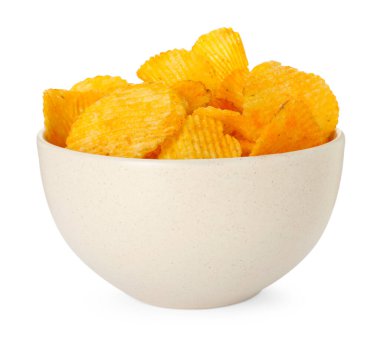 Lezzetli cipsler beyaz kasede izole edilmiş.