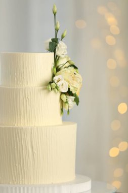 Çiçek desenli nefis bir düğün pastası. Arka planda bulanıklık var. Yakın plan. Bokeh etkisi