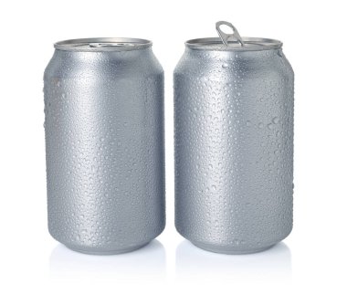 İki gümüş teneke kutu beyaza izole edilmiş.