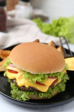 Masada soslu leziz bir çizburger, yakın plan.