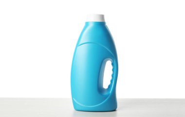 Beyaz üzerine izole edilmiş bir şişe yumuşatıcı.