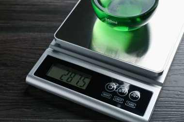 Tahta masadaki numune matarasıyla laboratuvar ölçeği, yakın plan.