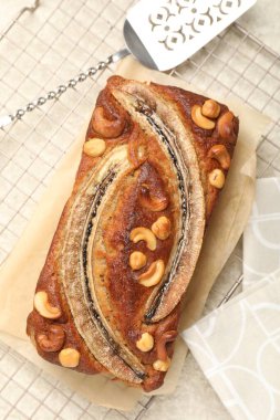 Fındıklı muzlu ekmek, ışık masası manzaralı.