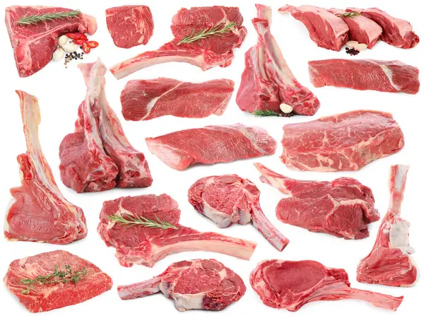 Çiğ et parçaları ve beyaza izole edilmiş baharatlar, kolaj.