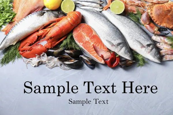 Gri masada farklı deniz ürünleri var, düz yerde. Metin için alanı olan tasarım