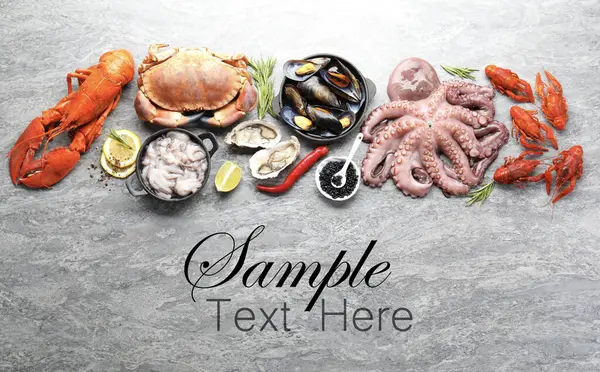 Gri masada farklı deniz ürünleri var, düz yerde. Metin için alanı olan tasarım