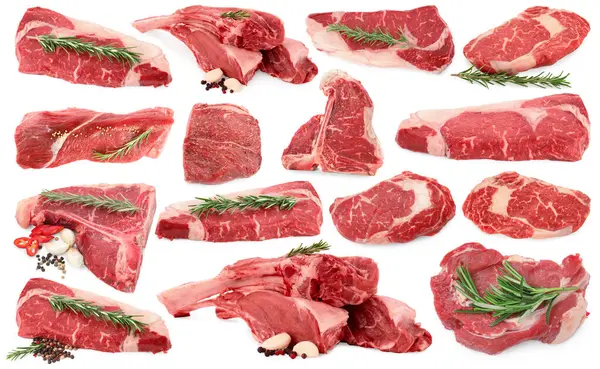 Çiğ et parçaları ve beyaza izole edilmiş baharatlar, kolaj.