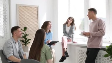 Yaşam koçluğu dersinde kapalı alanda toplanan bir grup insan. Kamera yakınlaştırılıyor ve çekiliyor
