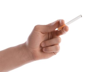 Beyaz arka planda sigara içen adam, yakın plan.