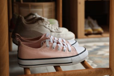 İçerideki bankta farklı ayakkabılar. Ayakkabı deposu