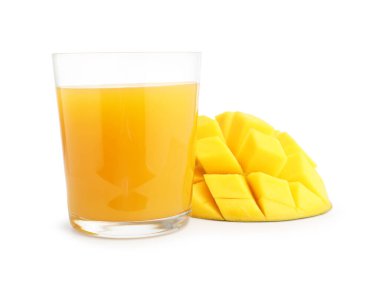 Bardakta lezzetli mango suyu ve beyaz üzerine izole edilmiş taze meyve.