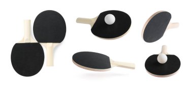 Masa tenisi raketleri ve top beyaz sette izole edildi.