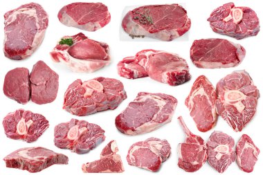 Beyaza izole edilmiş çiğ et parçaları, kolaj.