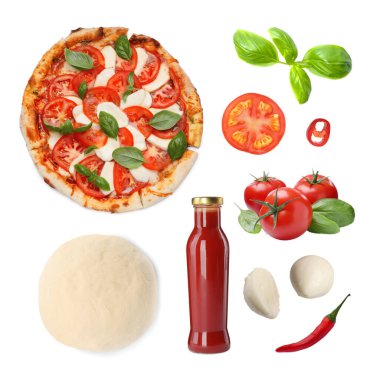 Lezzetli Caprese pizzası ve beyaz kolaj üzerine izole edilmiş ham malzemeler.