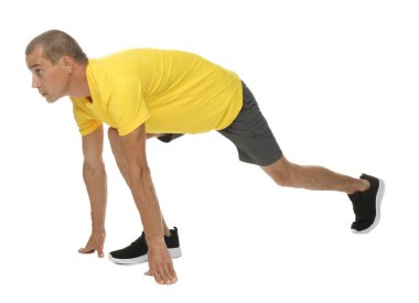 Beyaz arkaplanda başlangıç konumunda çalışan