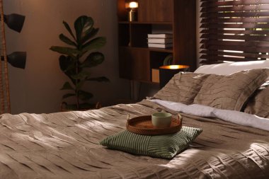 Yatak odasında güzel çarşafları ve dekoru olan rahat bir yatak.