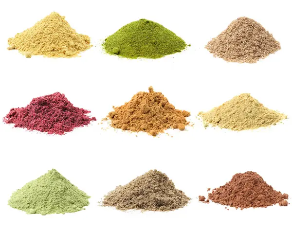 Beyaz arka planda farklı süper yiyecek tozları, kolaj