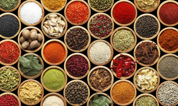 Siyah arka plandaki kaselerde farklı aromatik baharatlar seti. Pankart tasarımı