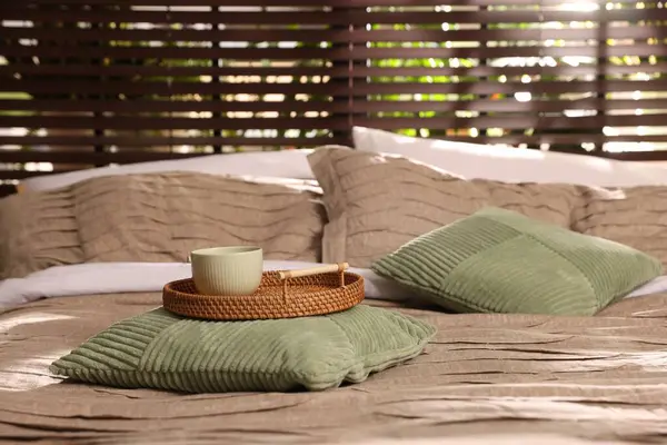 Yatak odasında güzel çarşafları ve dekoru olan rahat bir yatak.