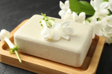 Siyah masada sabun ve yasemin çiçekleri, yakın plan.