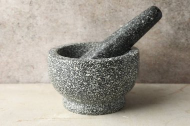 Taş havan topu ve tokmak ışık masasında, yakın çekim