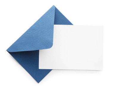 Boş davetiye kartı ve zarf beyaza izole edilmiş, üst manzara. Tasarım için boşluk