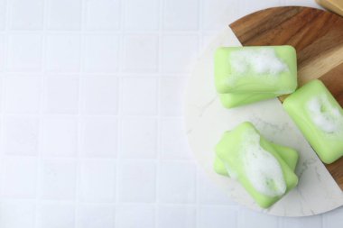 Beyaz masadaki köpüklü sabun çubukları, üst manzara. Metin için boşluk