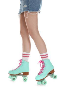 Beyaz arka planda patenli kadın, yakın plan.