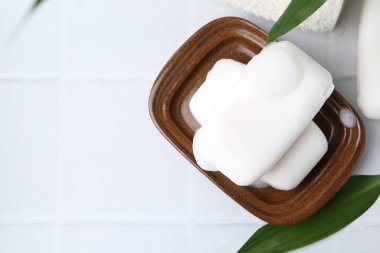 Köpüklü sabun çubukları beyaz masada, düz yatıyordu. Metin için boşluk