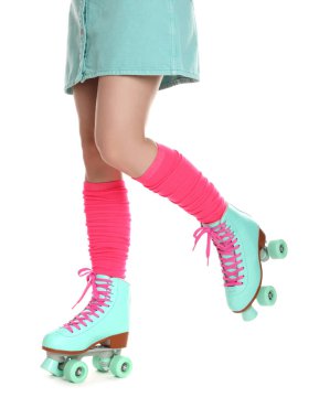 Beyaz arka planda patenli kadın, yakın plan.