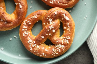 Gri masadaki tuzlu krakerler, üst manzara.