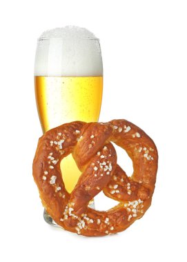 Lezzetli kraker ve beyaz üzerine izole edilmiş bir bardak bira