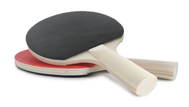 Beyaz üzerine izole edilmiş iki ping pong raketi.