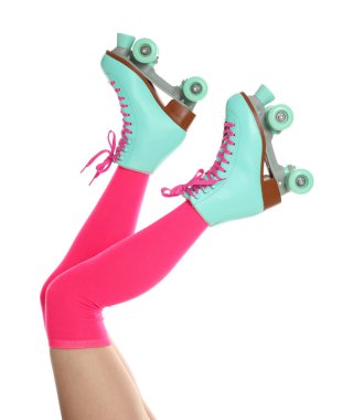 Beyaz arka planda patenli kadın, yakın plan.