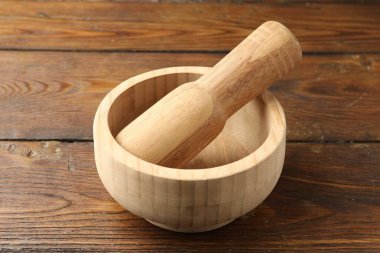 Havan topu ve tokmak ahşap masa, yakın çekim