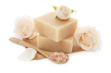 Aromatik sabun çubukları ve beyaza izole güller.