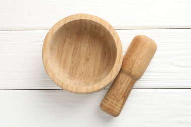 Havan topu ve tokmak beyaz ahşap masa, üst görünüm