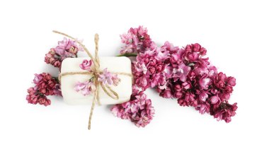 Sabun çubukları ve leylak çiçekleri izole edilmiş beyaz