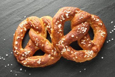 Siyah masada tuzlu krakerler, düz uzanmış.