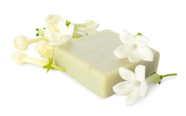 Bir kalıp sabun ve yasemin çiçekleri beyaz üzerine izole edilmiş.