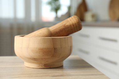 Havan topu ve tokmak mutfaktaki ahşap masa, yakın çekim