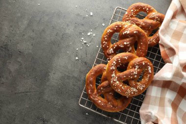 Gri masadaki tuzlu krakerler, üst manzara. Metin için boşluk