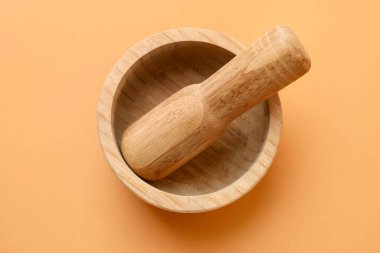 Açık kahverengi zemin üzerinde ahşap harç ve tokmak, üst görünüm