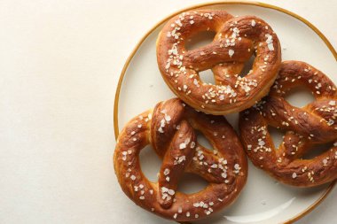 Beyaz masada tuzlu krakerler, üst manzara. Metin için boşluk