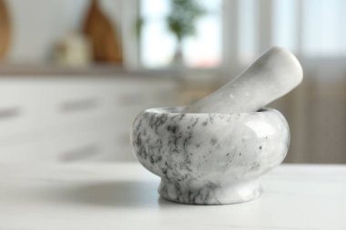 Havan topu ve tokmak beyaz mermer masa üzerinde mutfak, yakın çekim