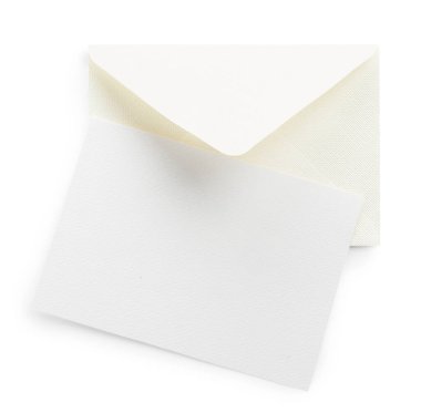 Boş davetiye kartı ve zarf beyaza izole edilmiş, üst manzara. Tasarım için boşluk