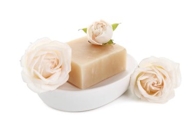 Aromatik sabun çubuğu ve beyaz üzerine izole güller.