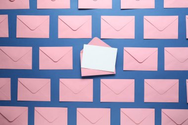 Mavi arka planda boş davetiye ve zarflar var. Tasarım için boşluk